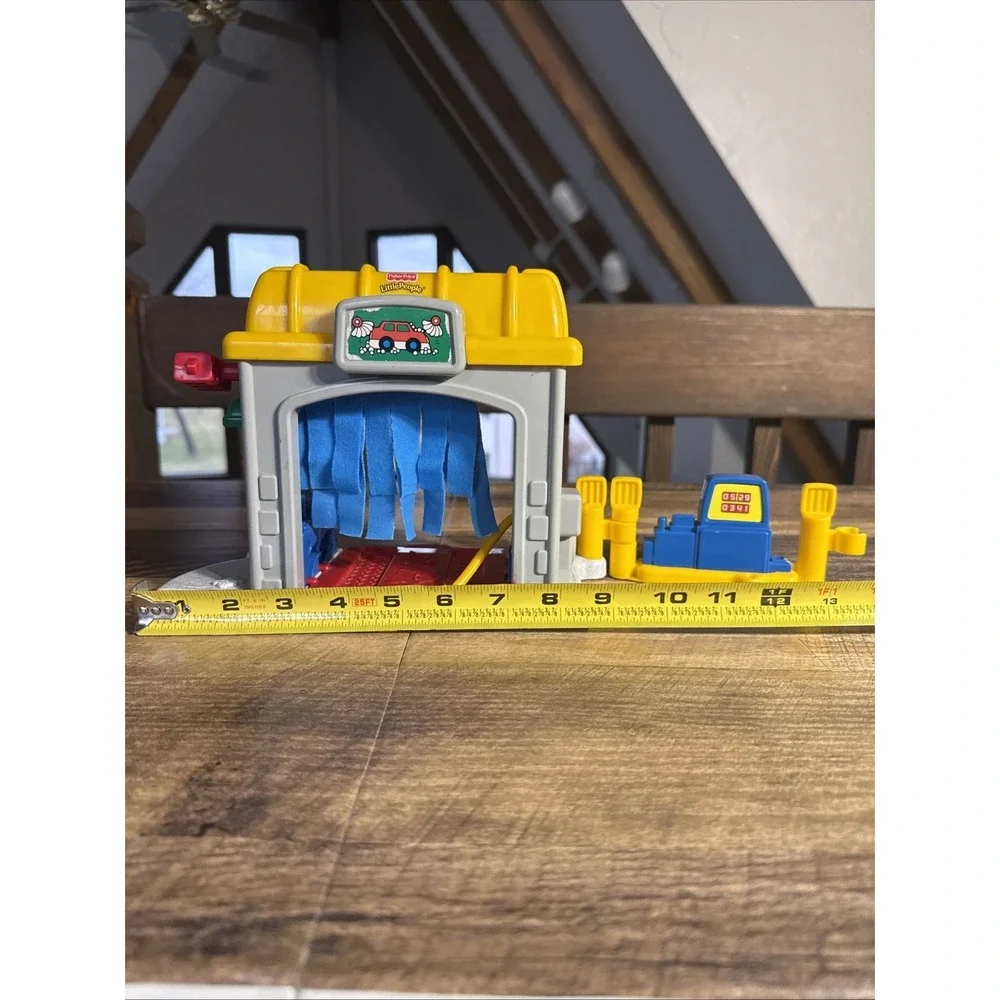 Fisher Price Little People Gas & Go Car Wash Playset W/ Tow Truck,‎ 1 Figure VTG